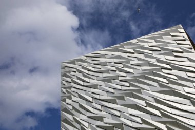 Belfast, Kuzey İrlanda - 23rd Ağustos 2018: Etkileyici mimarisi Titanic Belfast Müzesi nerede Rms Titanic inşa edilmiş eski Harland ve Wolff tersane sitede.  