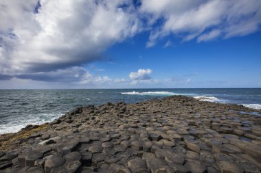 Kuzey İrlanda Giants Causeway adlı muhteşem doğal altıgen taş sütunlar bir görünümünü.