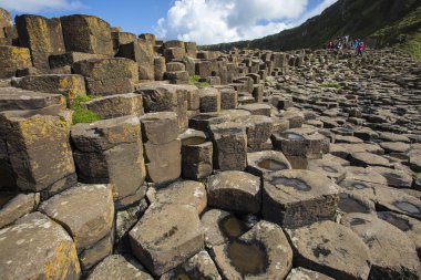 Muhteşem doğal altıgen taş sütunlar ve kıyı manzara Kuzey İrlanda Giants Causeway adlı bir görünüm.