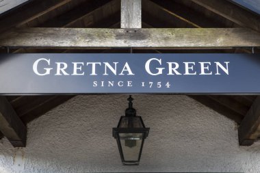 Gretna Green, İskoçya - 24th Ağustos 2018: İskoçya - tarihi Gretna Green bir tabelaya köy için kaçak düğün ünlü.