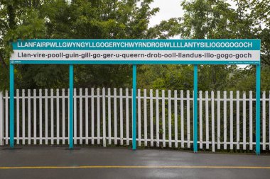 Llanfair Pg, Galler - 12th Ağustos 2018: Tren Platformu, Galler'de Llanfairpwllgwyngyllgogerychwyrndrobwllllantysiliogogogoch. Köyün en uzun yer adı İngiltere'de olduğu için ünlüdür. 