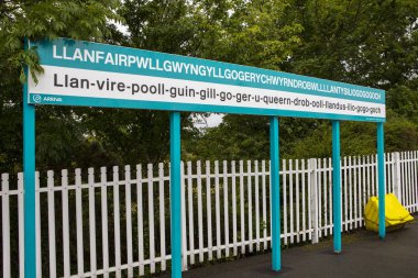 Llanfair Pg, Galler - 12th Ağustos 2018: Tren Platformu, Galler'de Llanfairpwllgwyngyllgogerychwyrndrobwllllantysiliogogogoch. Köyün en uzun yer adı İngiltere'de olduğu için ünlüdür. 