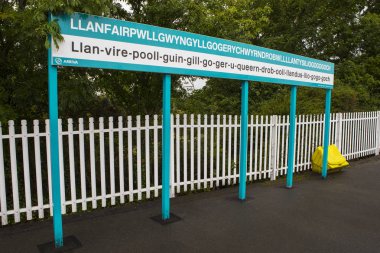 Llanfair Pg, Galler - 12th Ağustos 2018: Tren Platformu, Galler'de Llanfairpwllgwyngyllgogerychwyrndrobwllllantysiliogogogoch. Köyün en uzun yer adı İngiltere'de olduğu için ünlüdür. 