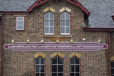 Llanfair Pg, Galler - 12th Ağustos 2018: İstasyonu evde Galler'de Llanfairpwllgwyngyllgogerychwyrndrobwllllantysiliogogogoch. Köyün en uzun yer adı İngiltere'de olduğu için ünlüdür. 