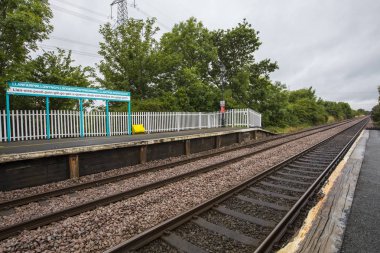 Llanfair Pg, Galler - 12th Ağustos 2018: Tren Platformu, Galler'de Llanfairpwllgwyngyllgogerychwyrndrobwllllantysiliogogogoch. Köyün en uzun yer adı İngiltere'de olduğu için ünlüdür. 