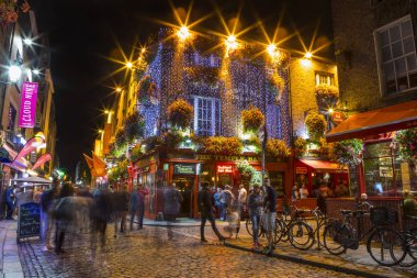 Dublin, İrlanda - 12th Ağustos 2018: Dublin, İrlanda kentinde tarihi Temple Bar çevrenin bir gece görünümü. 
