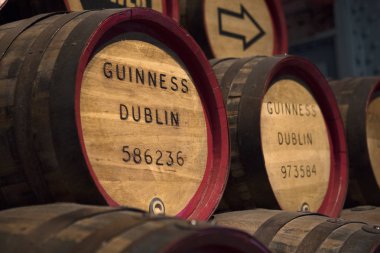 Dublin, İrlanda - 13th Ağustos 2018: Ekranda Guinness Storehouse Dublin, İrlanda Vintage Guinness varil. 