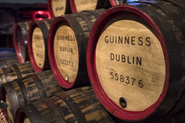Dublin, İrlanda - 13th Ağustos 2018: Ekranda Guinness Storehouse Dublin, İrlanda Vintage Guinness varil. 