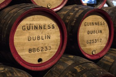 Dublin, İrlanda - 13th Ağustos 2018: Ekranda Guinness Storehouse Dublin, İrlanda Vintage Guinness varil. 