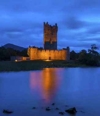 Lough Leane'i Killarney Milli Parkı'nda, İrlanda kıyısında bulunan tarihi Ross kale görünümü.