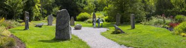 Blarney, İrlanda - 16 Ağustos 2018: Blarney Castle İrlanda Cumhuriyeti güzel arazisinde yedi kız kardeş taş daire panoramik manzaralı. 