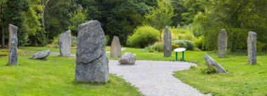 Blarney, İrlanda - 16 Ağustos 2018: Blarney Castle İrlanda Cumhuriyeti güzel arazisinde yedi kız kardeş taş daire panoramik manzaralı. 