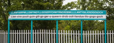 Llanfair Pg, Galler - 12th Ağustos 2018: Tren Platformu, Galler'de Llanfairpwllgwyngyllgogerychwyrndrobwllllantysiliogogogoch. Köyün en uzun yer adı İngiltere'de olduğu için ünlüdür. 