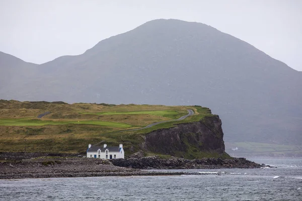 アイルランドの共和国のケリー Iveragh 半島に位置するウォータービル村からの眺め — ストック写真