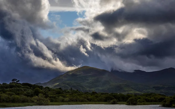 爱尔兰共和国克里县基拉尼国家公园勒恩湖上空的美丽云朵 — 图库照片