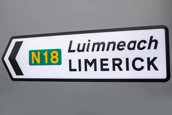 Sinal Estrada Apontando Para Direção Cidade Limerick República Irlanda — Fotografia de Stock