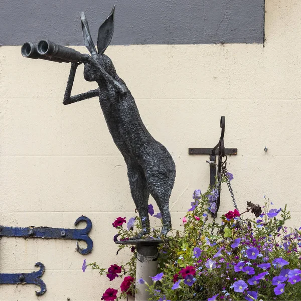 Galway Irlandia 2018 Sierpnia Rzeźba Zając Patrząc Przez Lornetki Zewnątrz — Zdjęcie stockowe