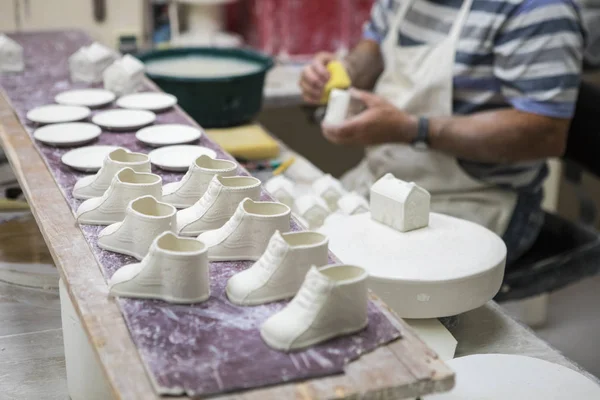 ベリーク 北アイルランド 2018 職人北アイルランド ベリーク ベリーク陶器工場で素焼きと焼成の陶器の作品に取り組んで — ストック写真