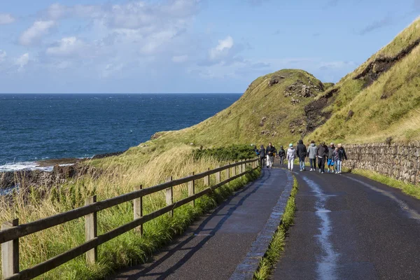 Condado Antrim Irlanda Del Norte Agosto 2018 Los Turistas Caminan — Foto de Stock