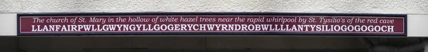 ランヴァイル ウェールズ 2018 ウェールズのランヴァイルプルグウィンギルゴゲリフウィルンドロブルランティシリオゴゴゴホ 村は有名なイギリスで一番長い地名です — ストック写真