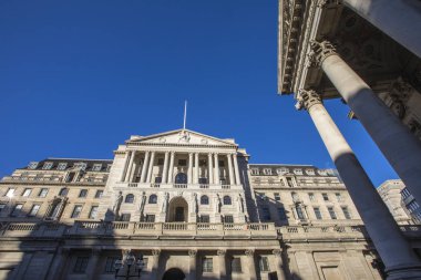 İngiltere Merkez Bankası dış bir görünüm - İngiltere merkez bankası, sağ tarafta Royal Exhange bina ile, Londra, İngiltere. 