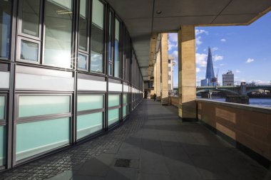 Londra, İngiltere - 28 Ocak 2019: Thames Yolu'ndan manzara - Londra' da Thames Nehri boyunca uzanan yürüyüş yolu, İngiltere. Shard ve Southwark Köprüsü uzakta..