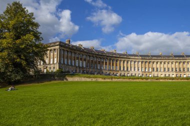 Bath, Somerset şehrinde Royal Crescent muhteşem teraslı Gürcü mimarisi.