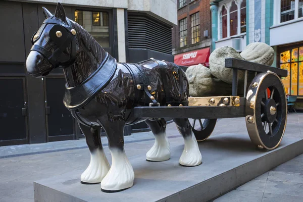London Storbritannien Januari 2019 Vacker Häst Och Vagn Skulptur Ligger — Stockfoto