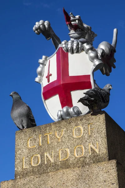 英国伦敦桥上的龙雕塑 有各种龙雕像边界标志 标志着伦敦金融城的边界 — 图库照片