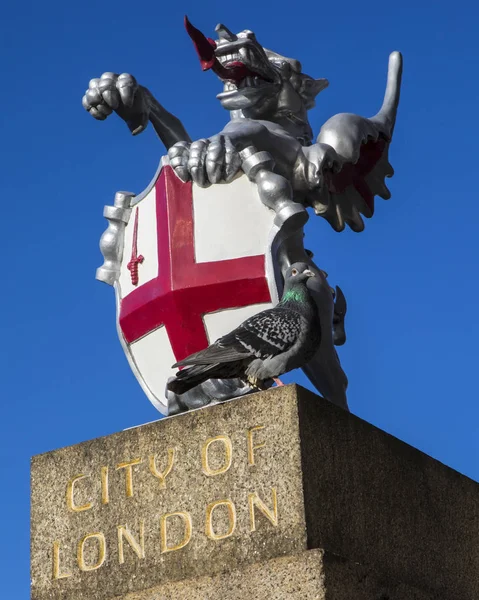 ロンドンのロンドン橋の龍の彫刻 ロンドン市の境界をマークする様々なドラゴン像の境界マーカーがあります — ストック写真