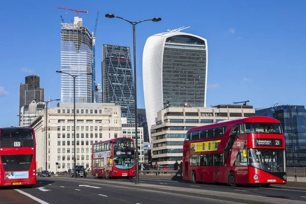 Londres Reino Unido Enero 2019 Tres Autobuses Rojos Londres Cruzan —  Fotos de Stock