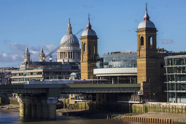 ロンドン 2019年1月28日 ロンドン 英国のセントポール大聖堂のドームを背景にキャノンストリート駅の塔 — ストック写真