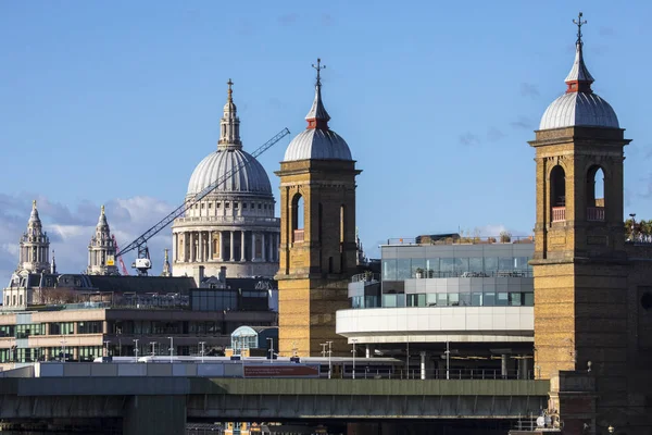 ロンドン 2019年1月28日 ロンドン 英国のセントポール大聖堂のドームを背景にキャノンストリート駅の塔 — ストック写真