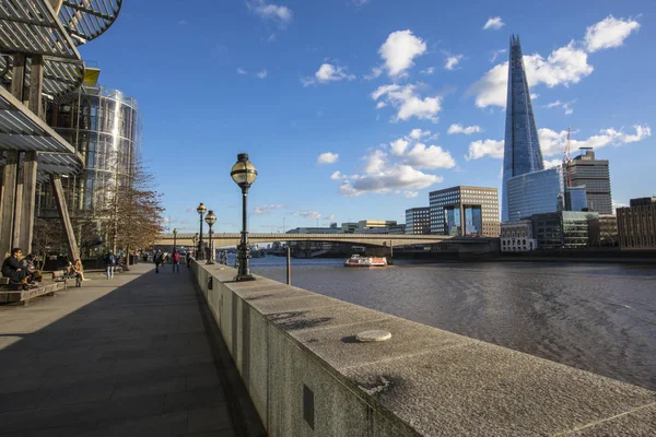 ロンドン 2019年1月28日 ロンドン 英国のテムズパスに沿って歩く シャードとロンドン橋が遠くに見えます — ストック写真