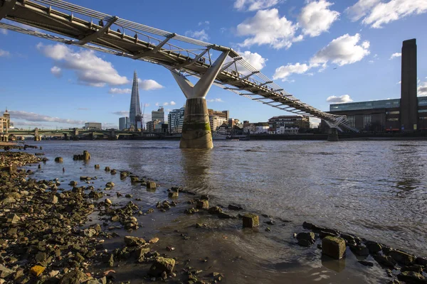 ロンドン 2019年1月28日 ロンドンのテムズ川の海岸からの眺め サウスウォーク橋 シャード グローブシアター ミレニアムブリッジ テートモダンの景色を望めます — ストック写真