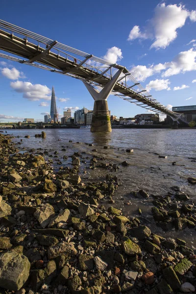 2019年1月28日 从泰晤士河岸边 此视图位于碎片 环球剧院和千年桥的景点 — 图库照片
