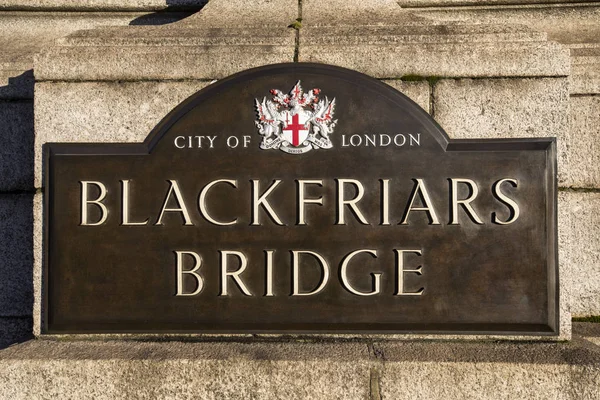 ロンドン 2019年1月28日 ロンドンの歴史的なブラックフライアーズ橋の看板 — ストック写真
