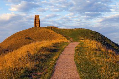 Somerset, İngiltere'de Glastonbury Tor'un tepesindeki tarihi St. Michaels Kulesi'nin manzarası. 