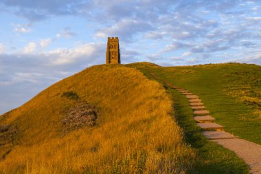 Somerset, İngiltere'de Glastonbury Tor'un tepesindeki tarihi St. Michaels Kulesi'nin manzarası. 