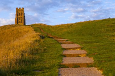 Somerset, İngiltere'de Glastonbury Tor'un tepesindeki tarihi St. Michaels Kulesi'nin manzarası. 