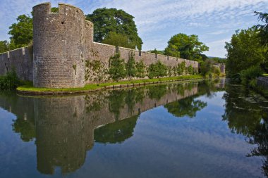 Somerset, İngiltere'deki Katedral kenti Wells'teki tarihi Bishops Sarayı'nın dış duvarı ve hendeklerinin manzarası.