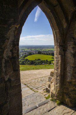 Somerset, İngiltere'de Glastonbury Tor üzerine tarihi St Michaels Kulesi içinde görünümü. 