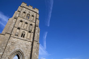 Somerset, İngiltere'de Glastonbury Tor'un tepesindeki tarihi St. Michaels Kulesi'nin manzarası. 