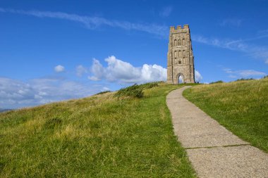 Somerset, İngiltere'de Glastonbury Tor'un tepesindeki tarihi St. Michaels Kulesi'nin manzarası. 