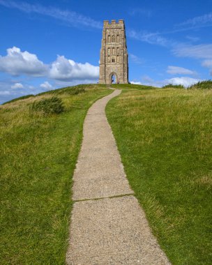Somerset, İngiltere'de Glastonbury Tor'un tepesindeki tarihi St. Michaels Kulesi'nin manzarası. 