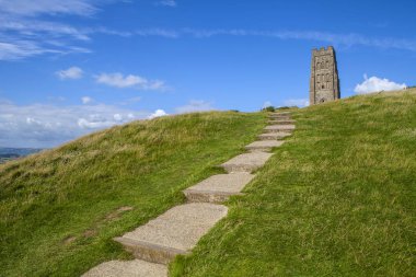 Somerset, İngiltere'de Glastonbury Tor'un tepesindeki tarihi St. Michaels Kulesi'nin manzarası. 