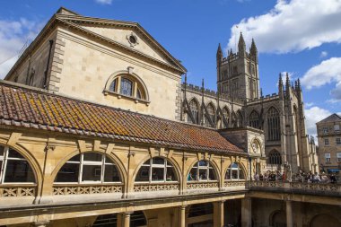 Bath, Uk - 11 Ağustos 2013: Arka planda Bath Abbey'in dış cephesi ile Bath şehrindeki tarihi Roma Hamamları'nın manzarası, Somerset.