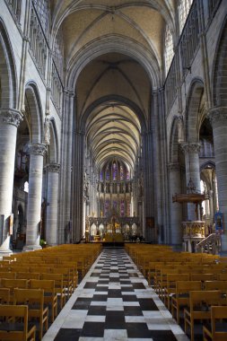 Ypres, Belçika - 10 Ağustos 2012: Belçika 'nın tarihi Ypres kentindeki St. Martins Katedrali' nin iç manzarası.