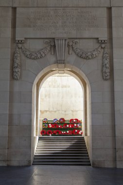 Ypres, Belçika - 10 Ağustos 2012: Tarihi Menin Kapısı 'nın içinde Birinci Dünya Savaşı sırasında Ypres' te öldürülen ve Ypres 'te mezarları bilinmeyen İngiliz ve Cumhuriyet askerleri için yapılan savaş anıtı.