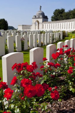 Zonnebeke, Belçika - 10 Ağustos 2012: Belçika 'daki Tyne Cot Mezarlığı manzarası - Birinci Dünya Savaşı sırasında Ypres' te hayatlarını kaybeden Cumhuriyet askerlerinin gömüldüğü yer.